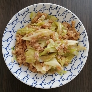 キャベツと鶏ひき肉の蒸し煮